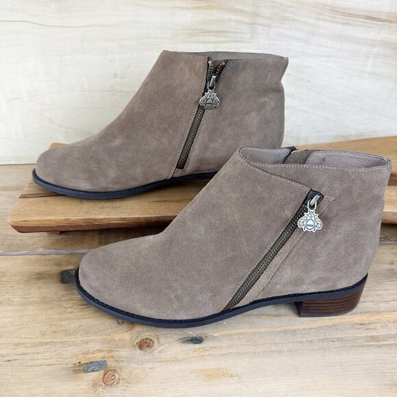 Bettye Muller Tan Suede Trinity Ankle Boot NEW 9.5 Bee Comfortable - Picture 3 of 8